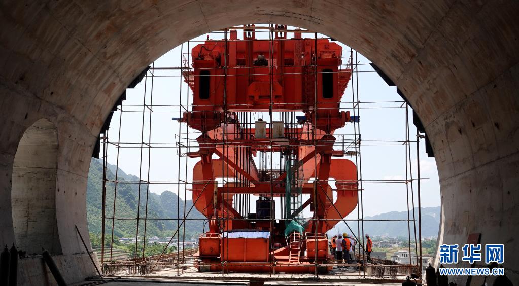 إكمال بناء أطول جسر قطارات عالية السرعة بين قوييانغ وناننينغ
