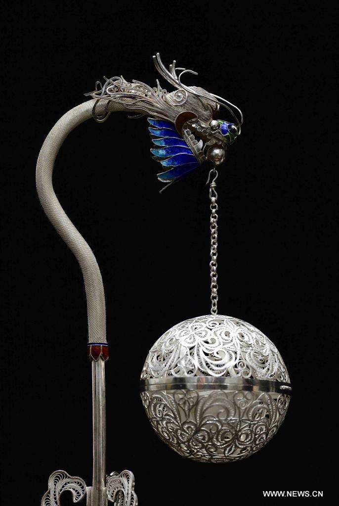 صناعة الأعمال الفنية من خيوط الفضة في تشنغدو