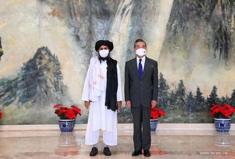 وزير الخارجية الصيني يلتقي الزعيم السياسي لحركة طالبان الأفغانية