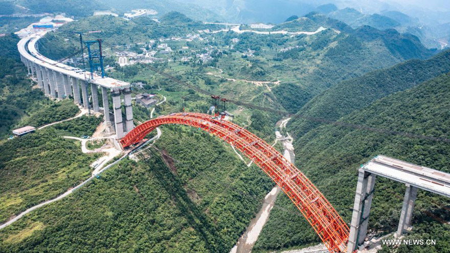 إنشاء جسر دافاتشيو الكبير لطريق رنهواي- تسونيي السريع في قويتشو جنوب غربي الصين