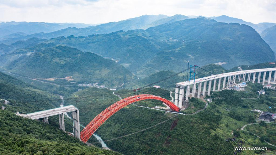 إنشاء جسر دافاتشيو الكبير لطريق رنهواي- تسونيي السريع في قويتشو جنوب غربي الصين