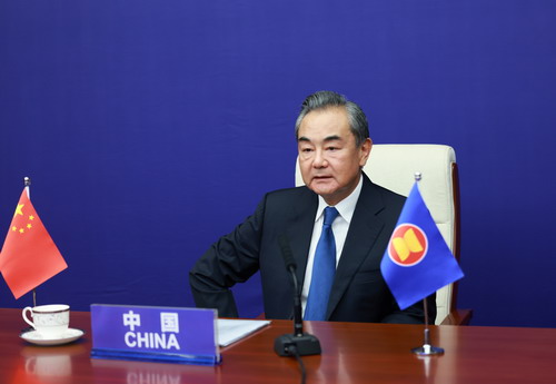 وزير الخارجية الصيني يحضر اجتماع وزراء الخارجية لقمة شرق آسيا