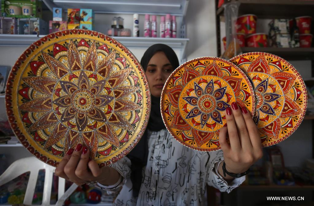 فنانة فلسطينية تزين المصنوعات الخزفية بزخارف إسلامية