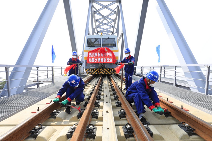 اكتمال وضع المسار على جسر السكك الحديدية عبر النهر بين الصين وروسيا