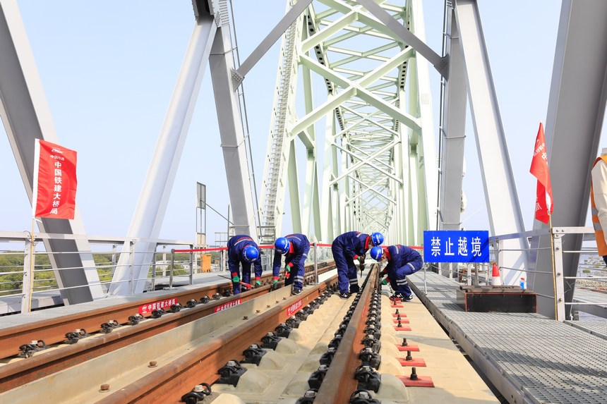 اكتمال وضع المسار على جسر السكك الحديدية عبر النهر بين الصين وروسيا