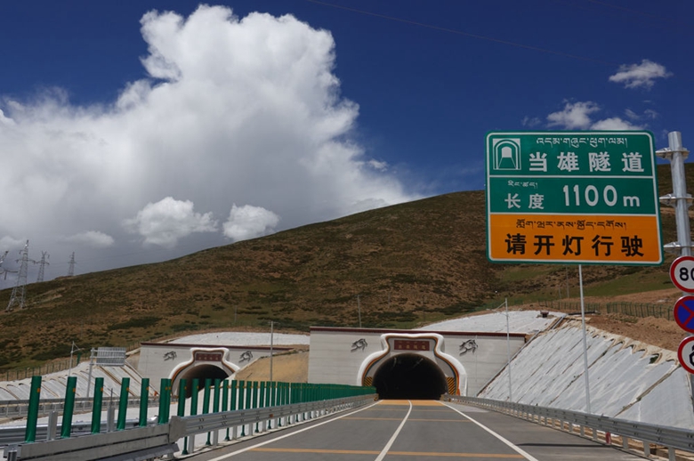 افتتاح أعلى طريق سريعة في العالم أمام حركة المرور جنوب غربي الصين