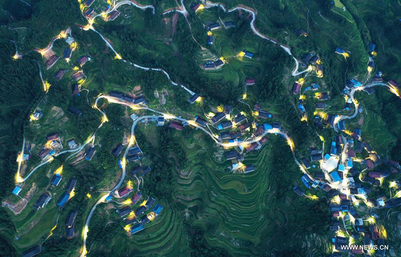مصابيح الشوارع العاملة بالطاقة الشمسية تضيء ليل المناطق الجبلية النائية في جنوبي الصين