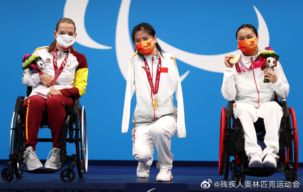 أجمل صور ألعاب طوكيو البارالمبية: لاعبة صينية تلتقط الصور مع منافستيها بجلسّة القرفصاء