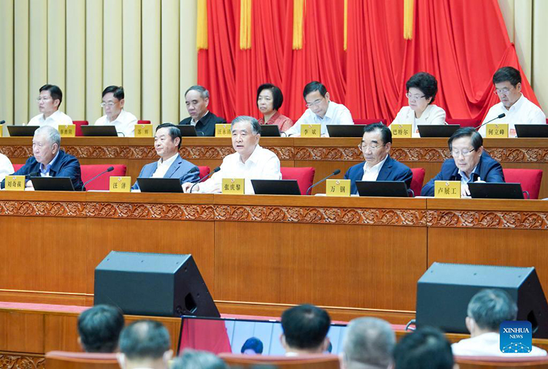 كبير المستشارين السياسيين الصينيين يدعو إلى مزيد من الجهود لبناء صين سلمية
