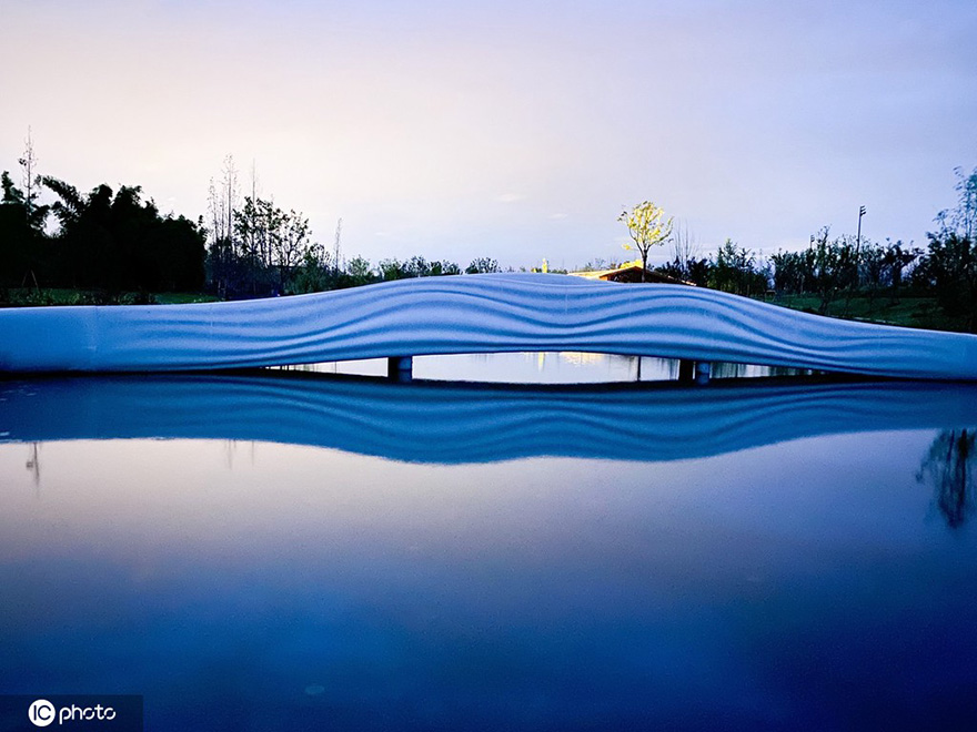 حديقة بتشنغدو تدشن جسرا بني بتقنية الطباعة ثلاثية الأبعاد