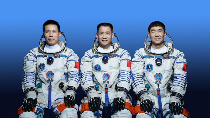 رواد فضاء صينيون يبدأون رحلة العودة بعد إنجازهم أطول مهمة صينية في الفضاء