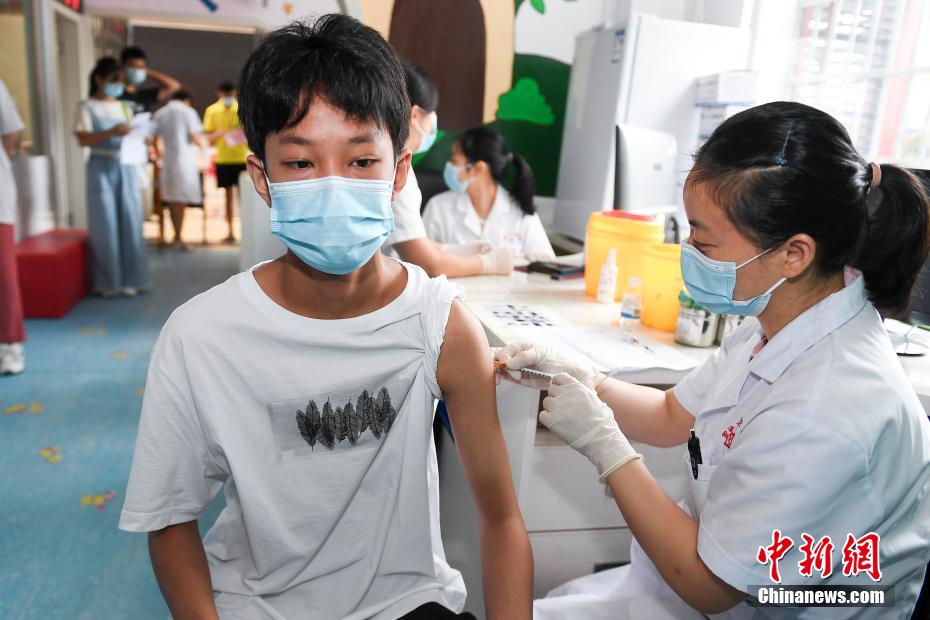تطعيم 95 مليون مواطن صيني أعمارهم من 12 إلى 17 عاما ضد 