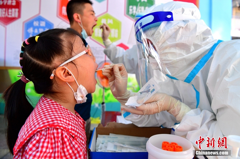 الصين تخفض تكلفة اختبار الحمض النووي لكوفيد-19
