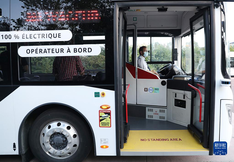 حافلات ذاتية القيادة صينية الصنع تبدأ ممارسة القيادة التجريبية على الطرق الفرنسية 