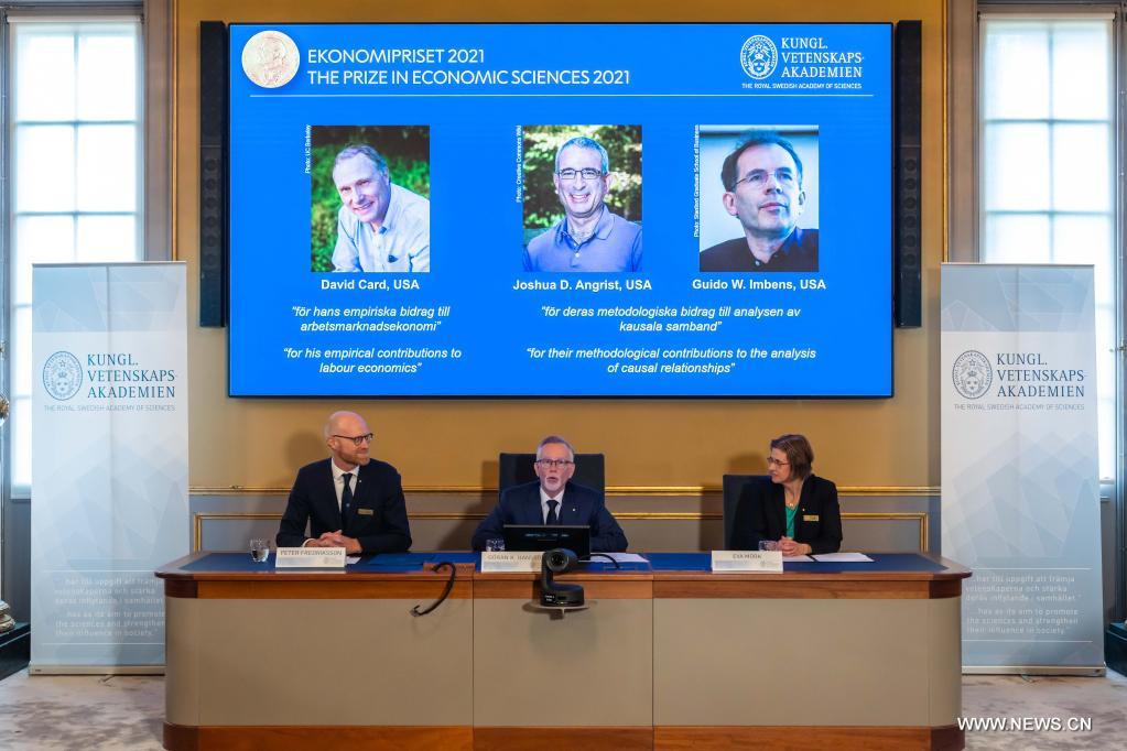  ثلاثة اقتصاديين يتشاركون جائزة نوبل 2021 في الاقتصاد