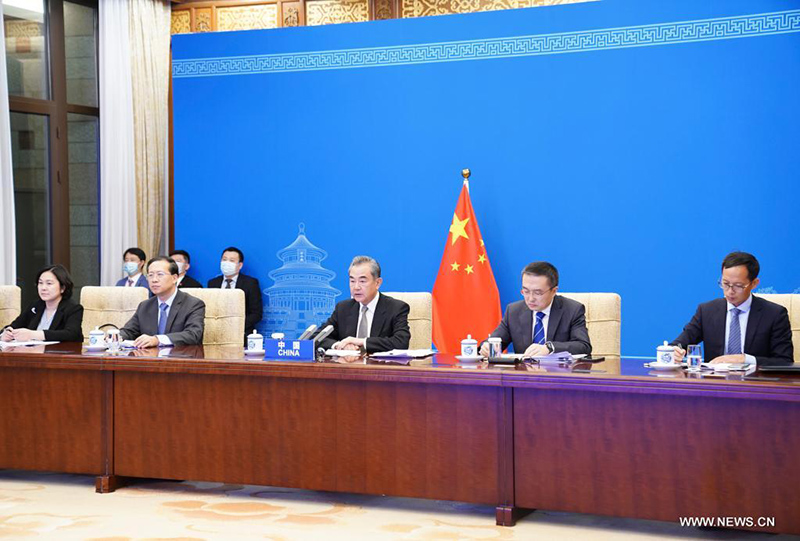 وزير الخارجية الصيني يدعو مجموعة العشرين للمساهمة في إحلال السلام والاستقرار في أفغانستان