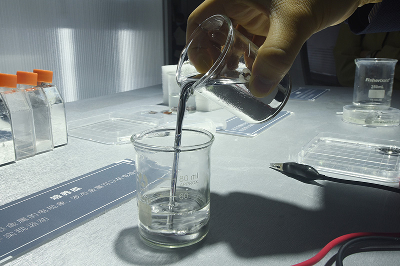 فريق بحثي صيني يقدم تجربة لانفعالات المعدن السائل
