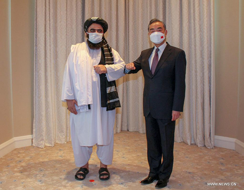 وزير الخارجية الصيني يلتقي القائم بأعمال وزير الخارجية في حكومة طالبان الأفغانية المؤقتة