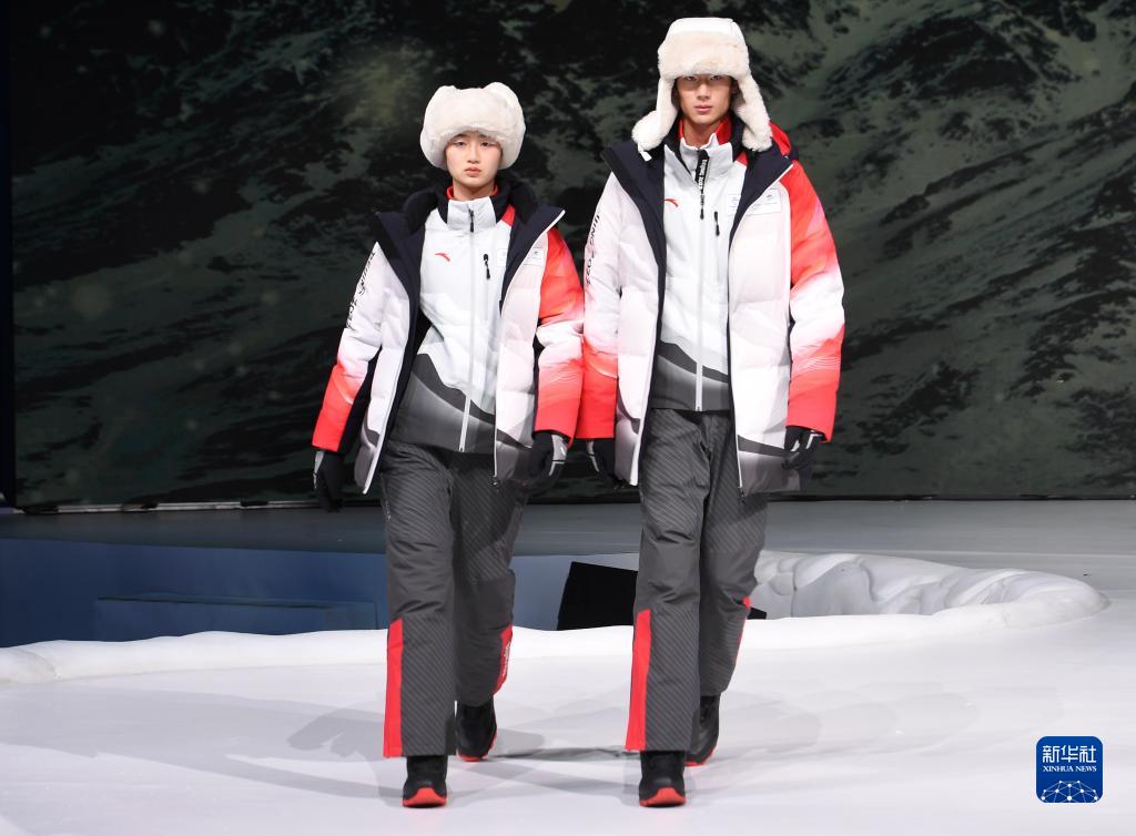 بكين تكشف النقاب عن أزياء الأولمبياد الشتوي