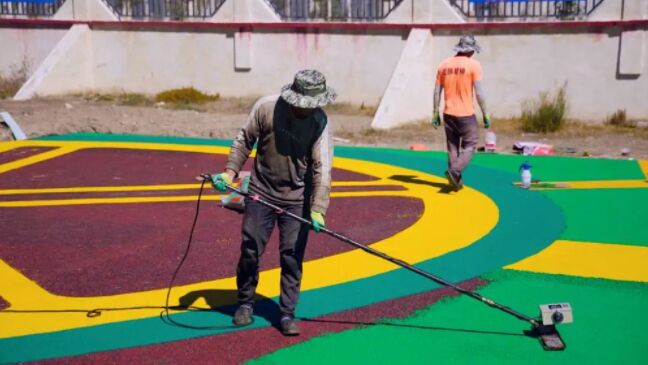 ملعب كرة سلة صديق للبيئة على سفح جبل تشومولانغما