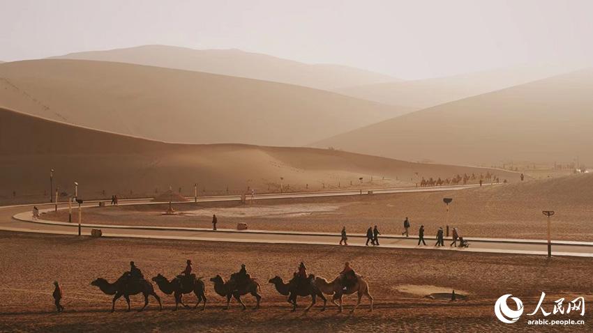 بالصور: مشهد صحراوي لجبل مينغشا ونبع الهلال في دونهوانغ الساحرة