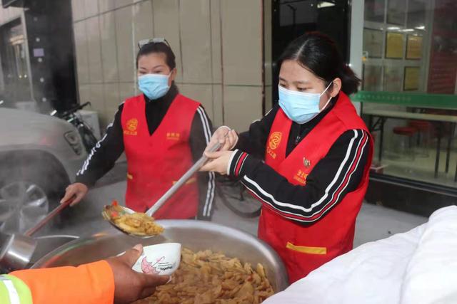 في عيد ميلادها الـ 18، فتاة صينية تدعو 152 عامل نظافة لفطور الصباح