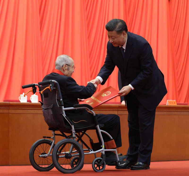 شي يقدم أعلى جائزة صينية في مجال العلوم لمصمم طائرات وخبير نووي
