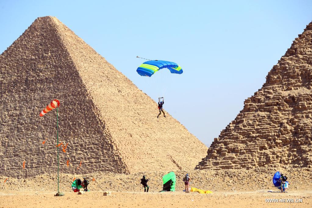 مقالة : مظليون عالميون يحلقون فوق أهرامات مصر في مهرجان 