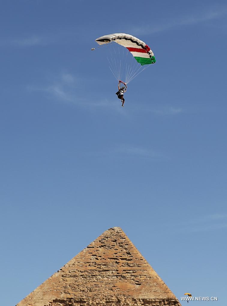 مقالة : مظليون عالميون يحلقون فوق أهرامات مصر في مهرجان 