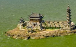 جزيرة تظهر الى النور بعد انخفاض مستوى المياه في بحيرة بويانغ