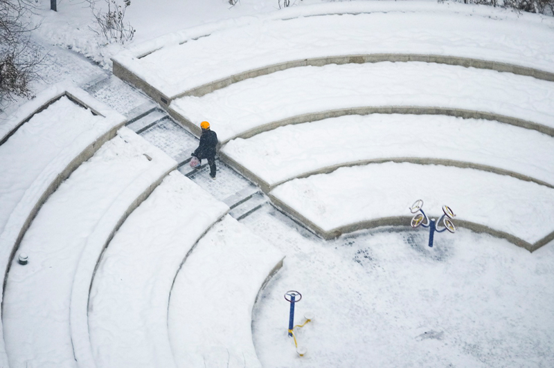 عمال يرابطون على مدار الساعة لضمان السير الطبيعي للحياة أثناء العاصفة الثلجية