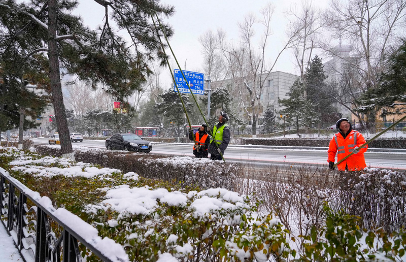 عمال يرابطون على مدار الساعة لضمان السير الطبيعي للحياة أثناء العاصفة الثلجية