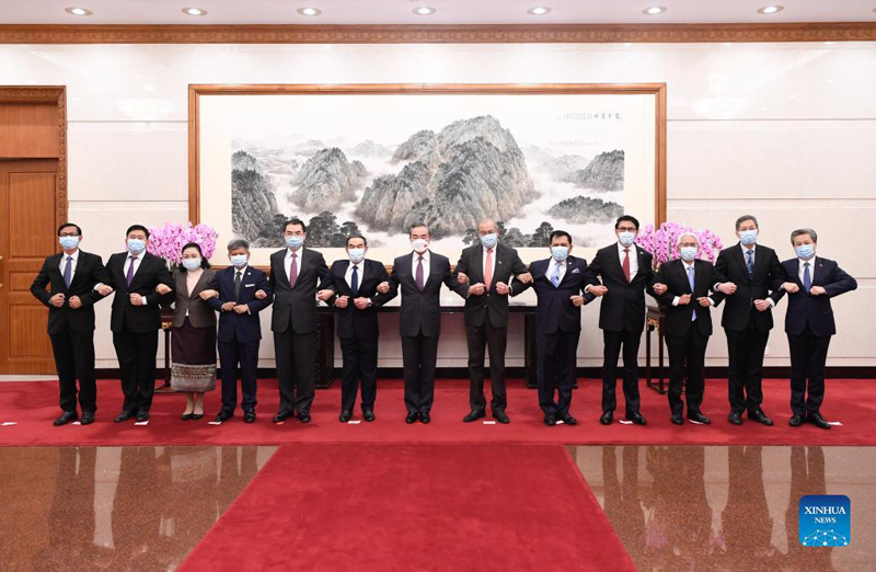 وزير الخارجية الصيني يلتقي مبعوثين دبلوماسيين من الآسيان