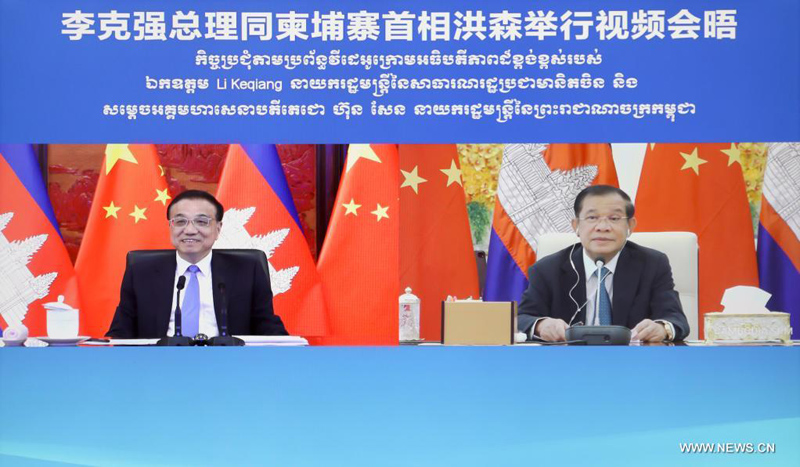 رئيس مجلس الدولة الصيني يلتقي رئيس وزراء كمبوديا عبر رابط فيديو