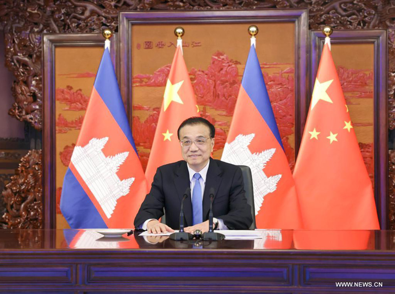رئيس مجلس الدولة الصيني يلتقي رئيس وزراء كمبوديا عبر رابط فيديو