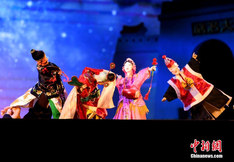مسرح العرائس في مدينة تشانغ تشو بمقاطعة فوجيان