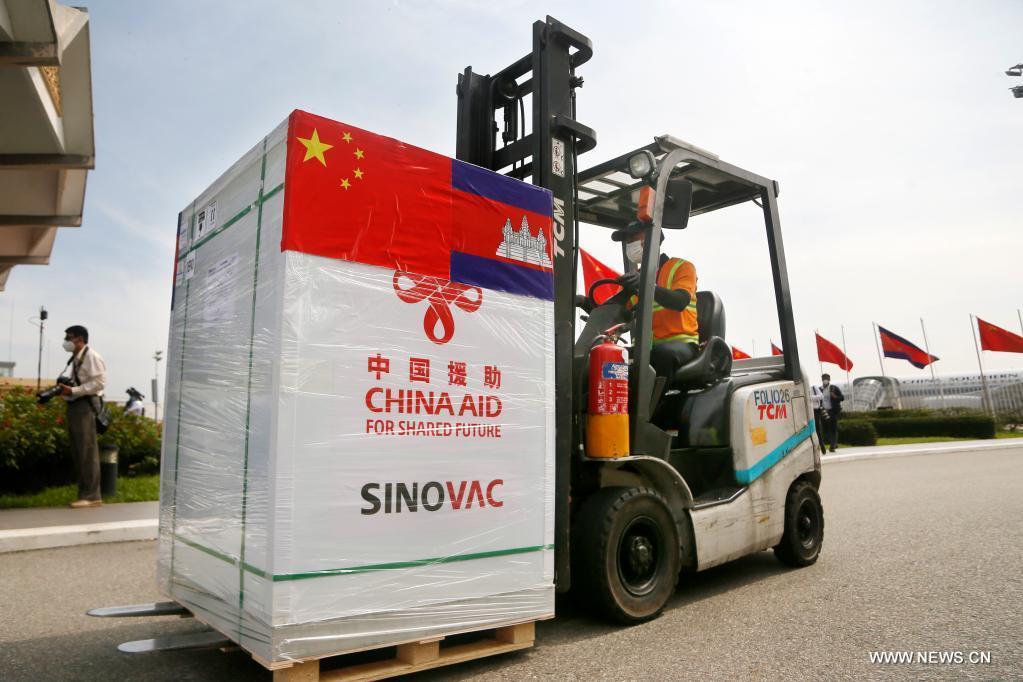 وصول مليوني جرعة من لقاح كوفيد-19 مساعدة من الصين إلى كمبوديا