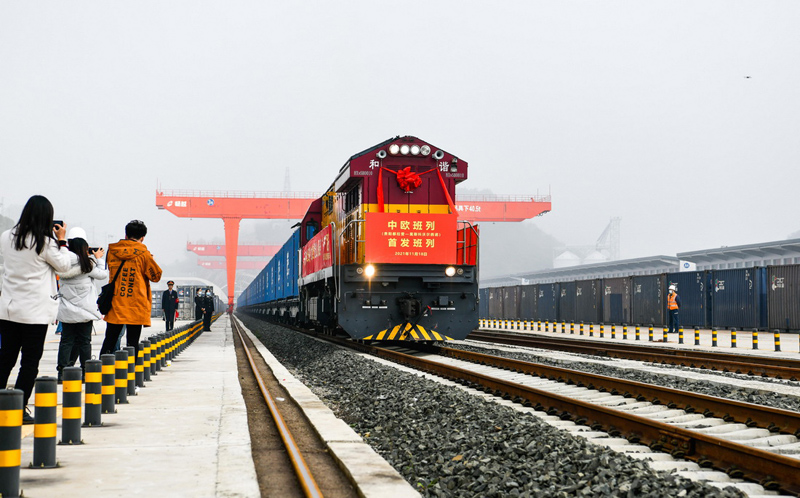مقاطعة جنوب غربي الصين تطلق أول قطاراتها المباشرة للشحن بين الصين وأوروبا