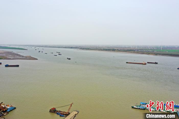 تقاطع نهر اليانغتسي وبحيرة بويانغ يبرز الجمال الطبيعي للوني النهر والبحيرة