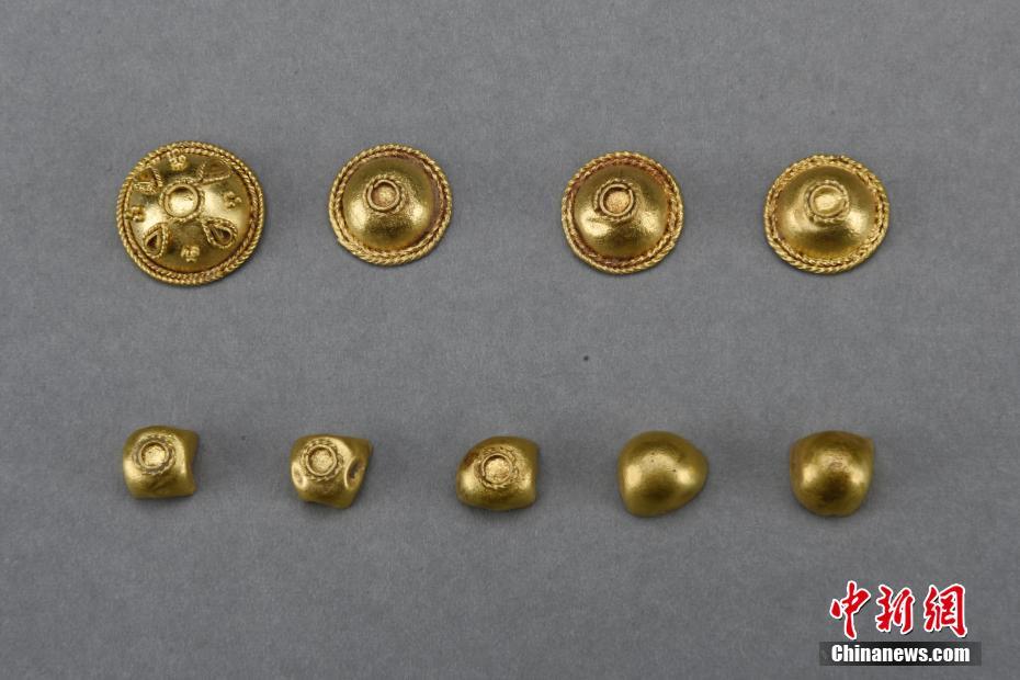 اكتشاف حلي ذهبية في قبر قديم بمقاطعة شنشي شمال غربي الصين