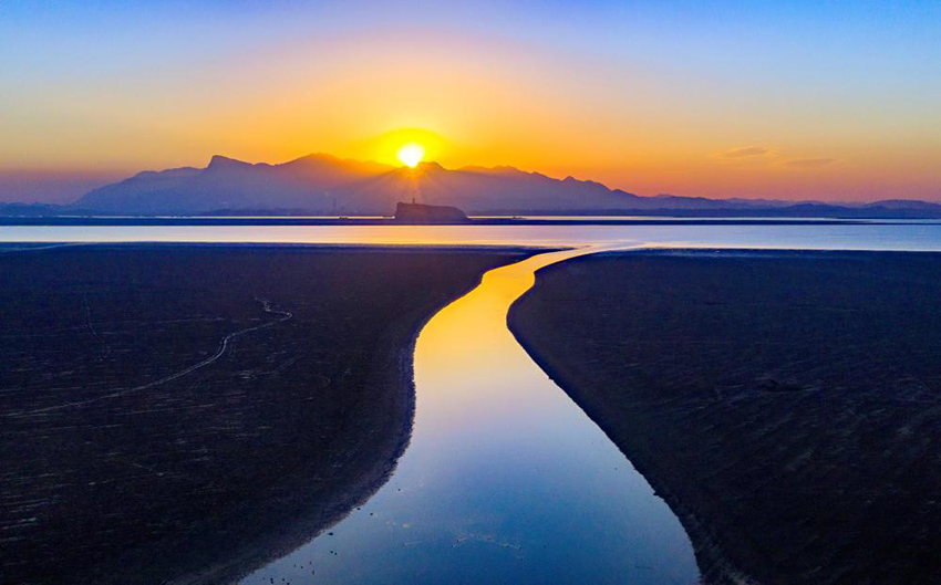 بحيرة بويانغ بجيانغشي تدخل موسم الجفاف، والأراضي الرطبة الجميلة