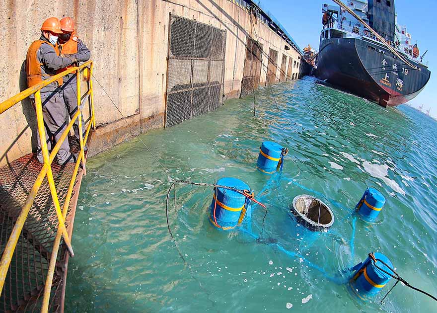 ميناء تشين هوانغ داو يعتمد جهازا جديدا لتنظيف القمامة البحرية