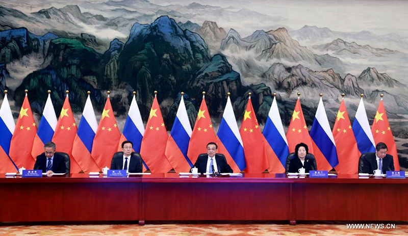 رئيس مجلس الدولة الصيني يحث على تعزيز التعاون البراجماتي مع روسيا