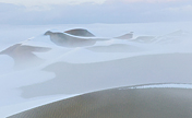 مشاهد نادرة لصحراء تاكليماكان وهي مغطّاة بالثلوج