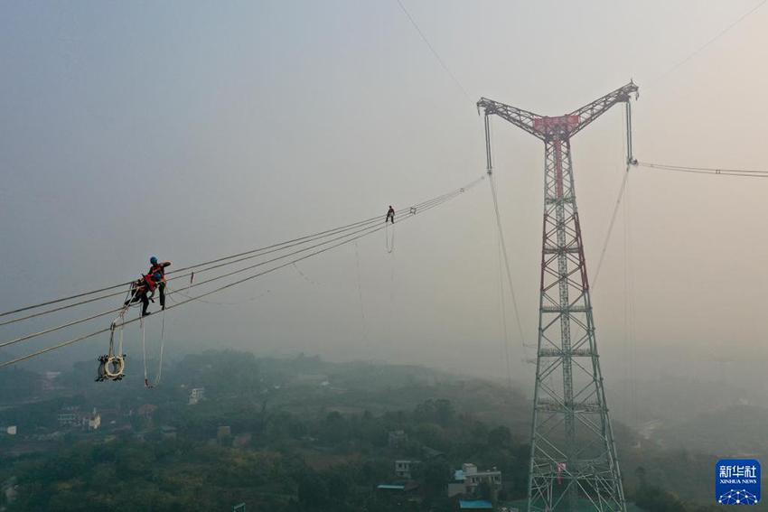 مد أسلاك الكهرباء على ارتفاع 100 متر فوق نهر اليانغتسي