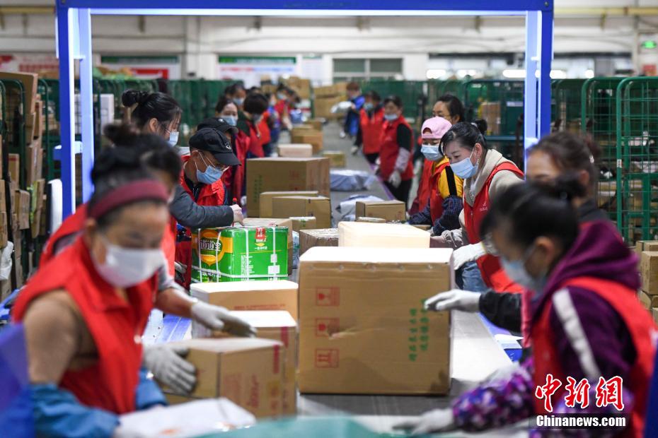 قطاع البريد السريع في الصين يتعامل مع 100 مليار طرد هذا العام