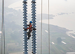 مد أسلاك الكهرباء على ارتفاع 100 متر فوق نهر اليانغتسي