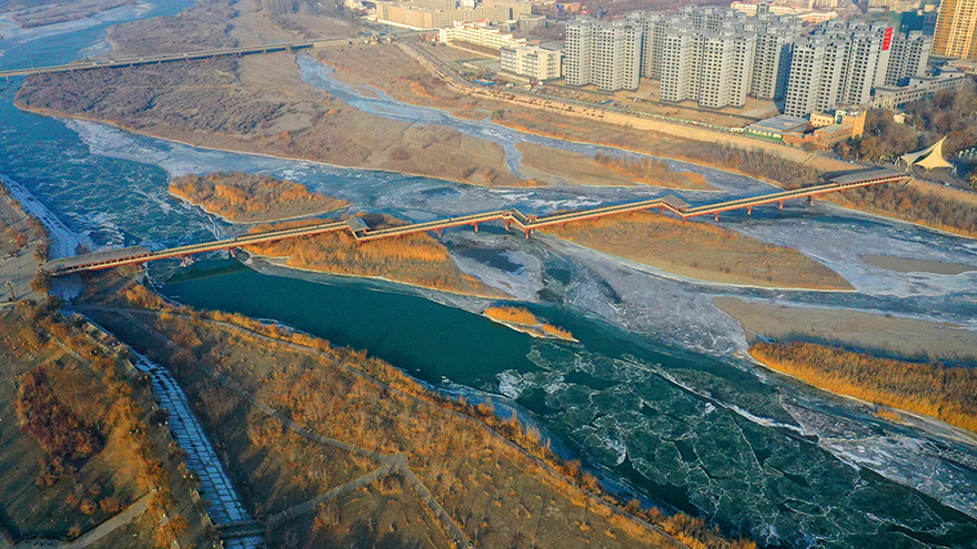 بوادر الشتاء بمناظر ساحرة .. بداية تجمد نهر كايدو في شينجيانغ 