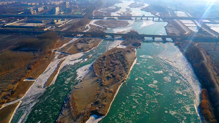 بوادر الشتاء بمناظر ساحرة .. بداية تجمد نهر كايدو في شينجيانغ 