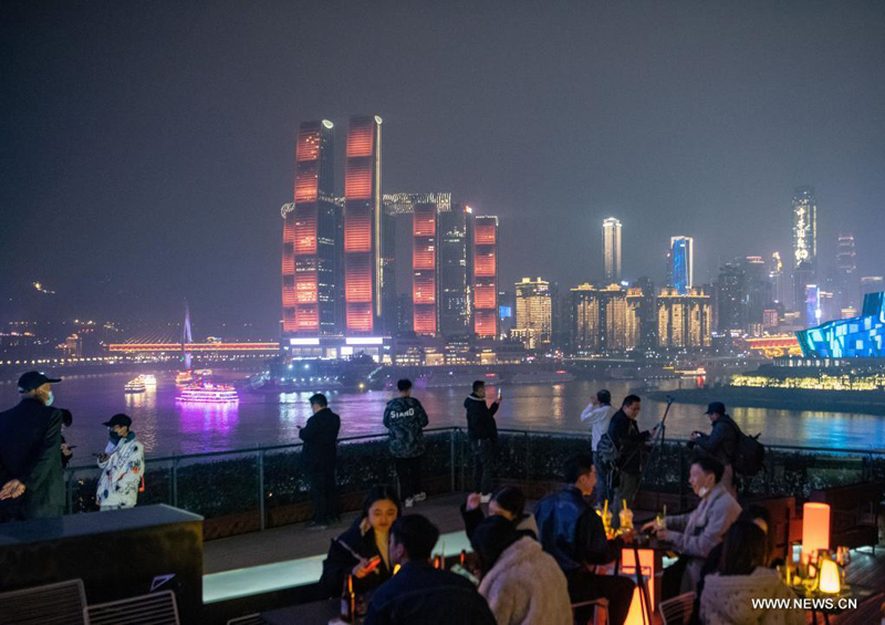 الاقتصاد الليلي في شارع قديم بجنوب غربي الصين